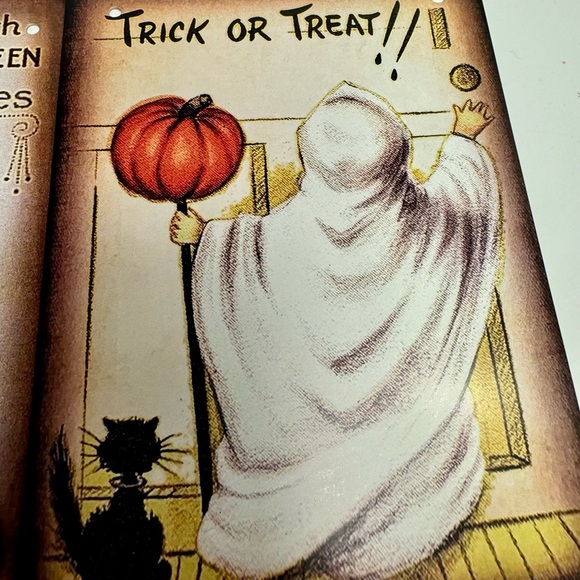 Six paper cardboard Halloween signs featuring vintage style retro sartwork. - Picture 4 of 11